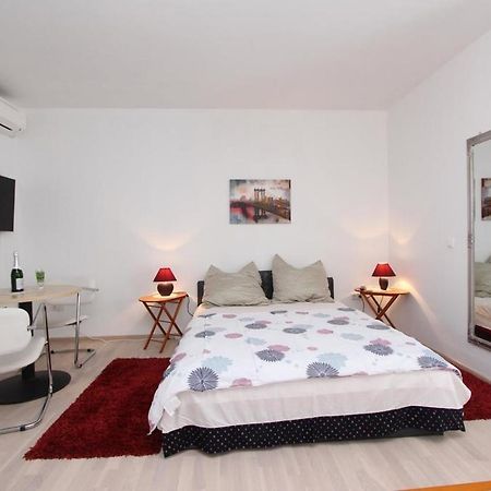 רוביני Rooms And Apartments Sally מראה חיצוני תמונה