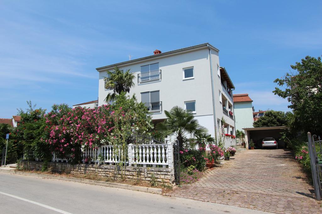 רוביני Rooms And Apartments Sally מראה חיצוני תמונה