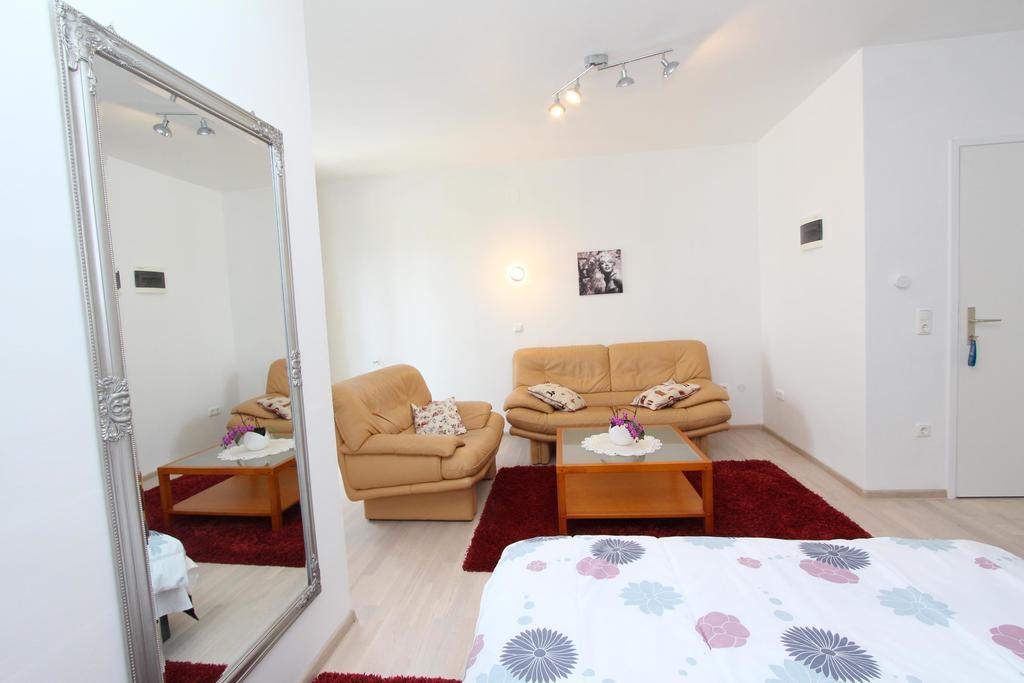 רוביני Rooms And Apartments Sally מראה חיצוני תמונה