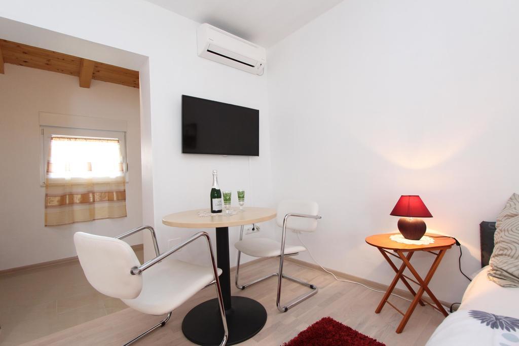 רוביני Rooms And Apartments Sally חדר תמונה
