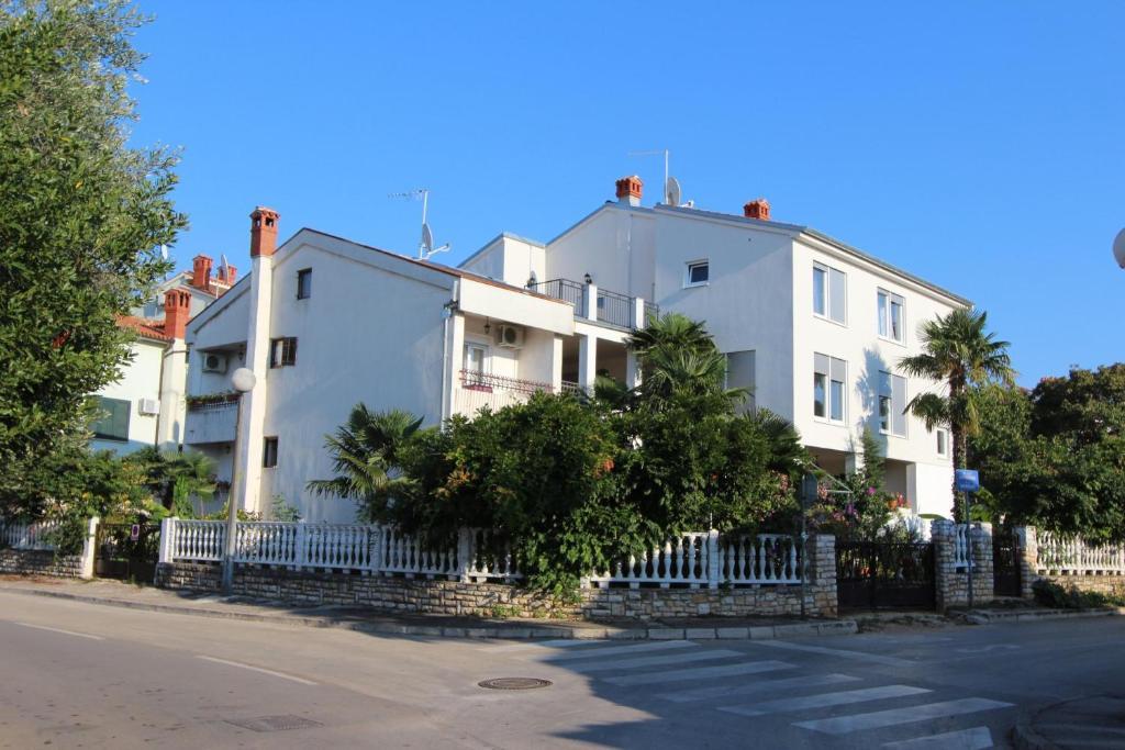 רוביני Rooms And Apartments Sally מראה חיצוני תמונה