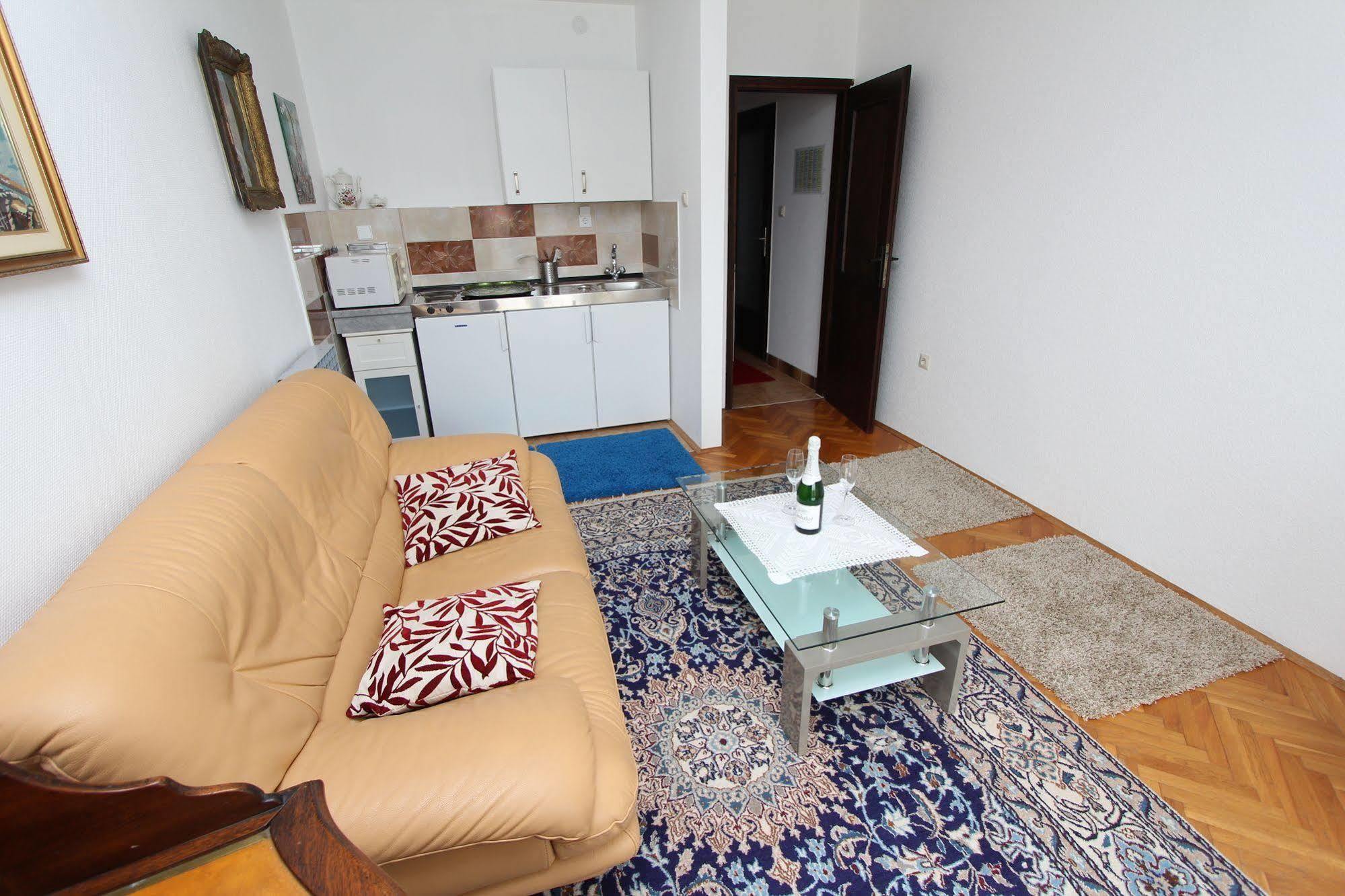 רוביני Rooms And Apartments Sally מראה חיצוני תמונה