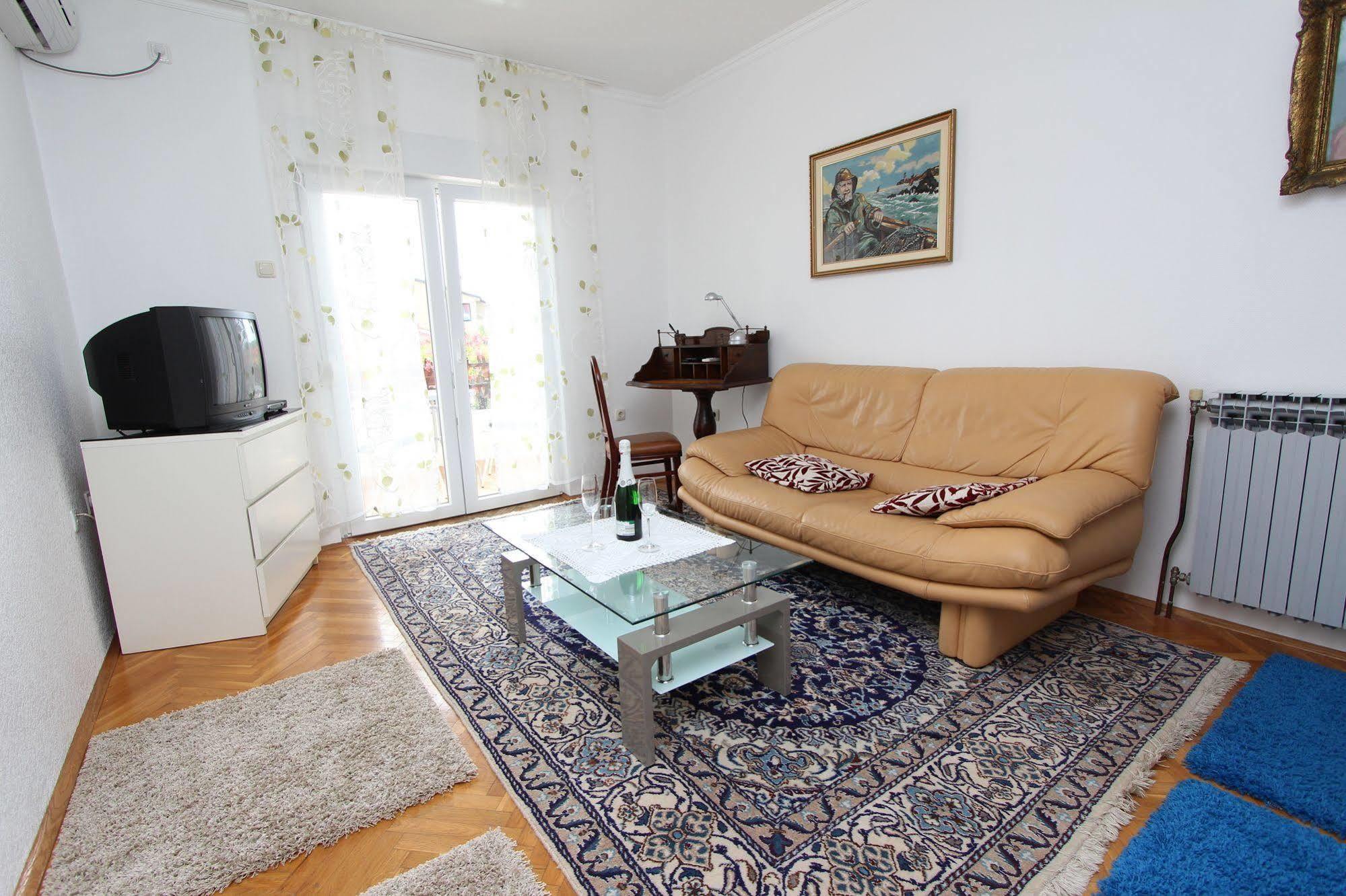 רוביני Rooms And Apartments Sally מראה חיצוני תמונה